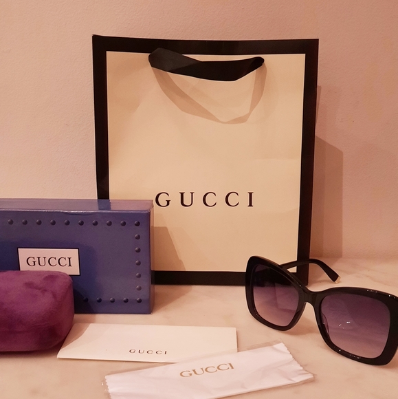 Gucci sun glasses - Picture 1 of 3